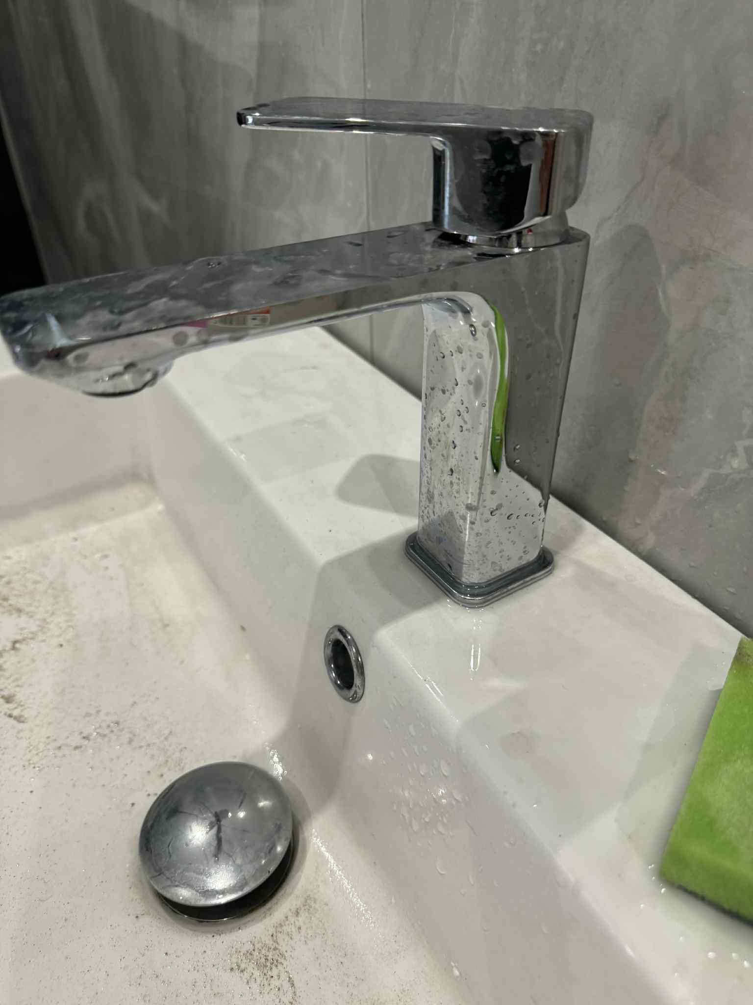 Csaptelep és mosdókagyló közeli referenciafotója