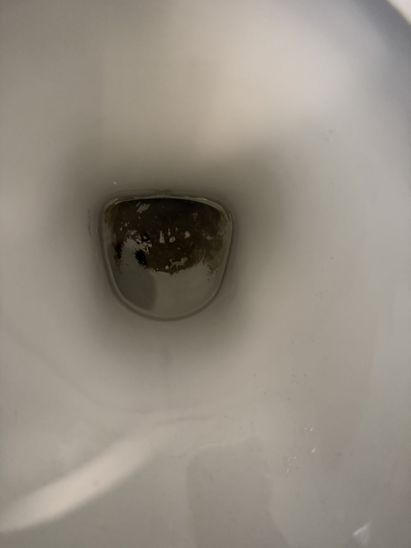 WC tisztítás előtt, elszíneződött vízkővel